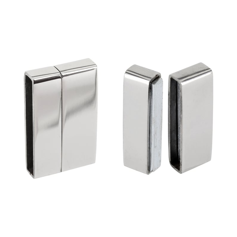 Op de afbeelding: Twee zilveren magnetische sluitingen voor het maken van sieraden. De sluitingen zijn rechthoekig en hebben een gladde, gepolijste afwerking.
