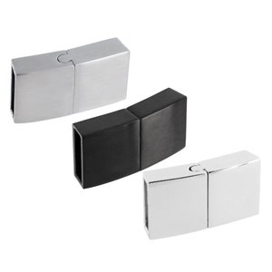 Pode incluir: Dois fechos magnéticos prateados e um preto para pulseiras ou colares. Os fechos são de metal e têm um acabamento escovado.