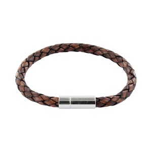 Op de afbeelding: Een bruin leren armband met een zilveren magneetsluiting.