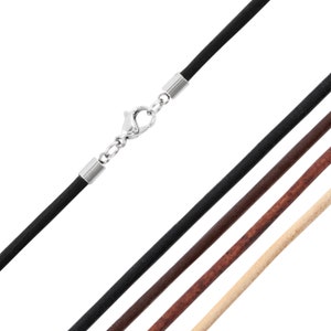 Peut inclure: Quatre cordons en cuir avec un fermoir argenté. Les cordons sont noir, brun, brun foncé et beige.