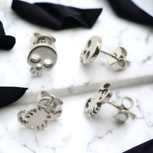 Petites boucles d'oreilles CRÂNE et SCORPION. Acier inoxydable, artisanat, bijoux, rock & roll, gothique, attaché à l'oreille, hypoallergénique.