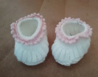 Wunderschöne gestrickte Babyschuhe in weiß mit rosa Rändchen