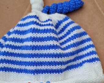 süße Mütze selbst gestrickt geringelt in blau weiss