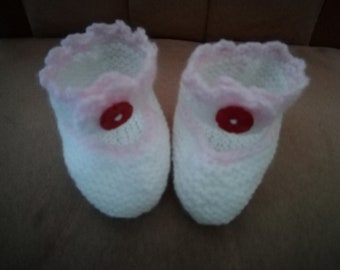 hübsche mit liebe  gestrickte Babyschuhe aus weicher Babywolle