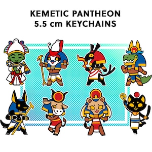 Op de afbeelding: Set van 8 kleurrijke sleutelhangers van 5,5 cm met Egyptische goden. De sleutelhangers zijn geïllustreerd in een cartoon-stijl en omvatten Anubis, Bastet, Horus, Sekhmet, Thoth, Seth, Nut en Sobek.