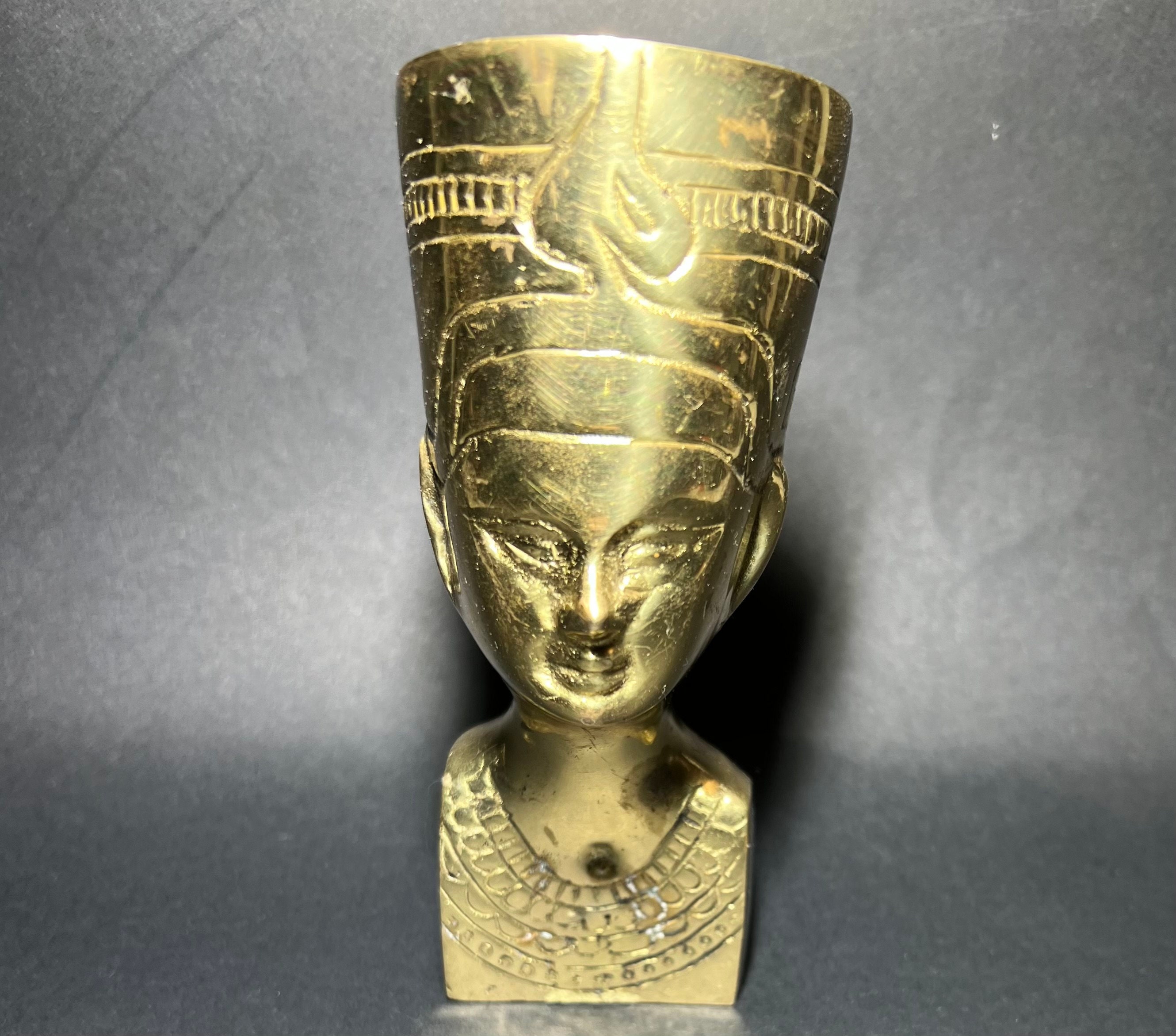 ネフェルティティのブロンズ胸像、エジプトのネフェルティティ女王の
