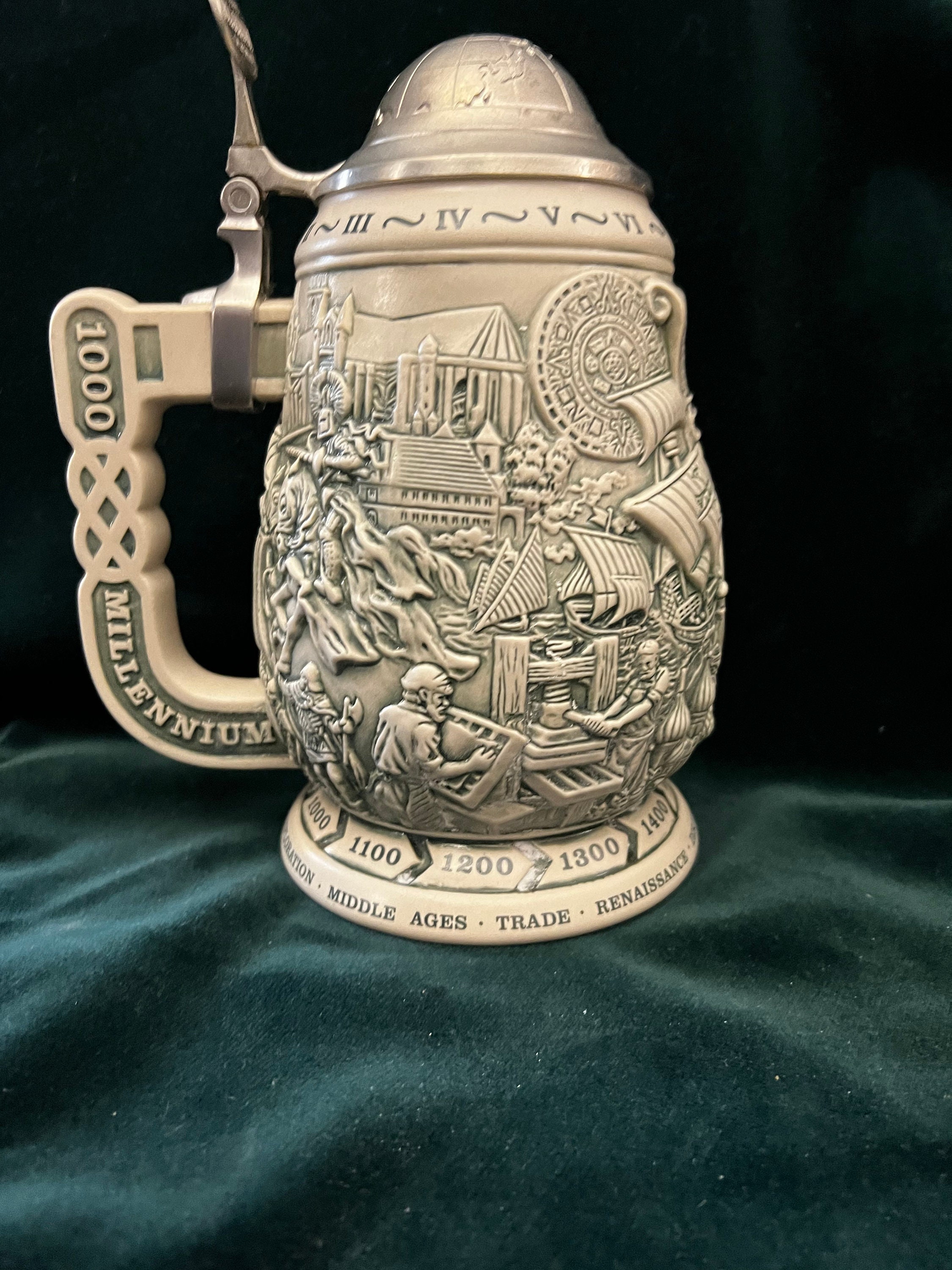 ヴィンテージ置物1912年　『CLUB MILLENNIUM専用』 Millennium 1000 Years of History Collector's Stein by Avon - Etsy