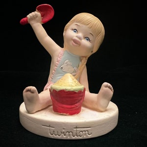 Original Twin Winton TWINTON Figurine T-12 Girl Playing in Sand