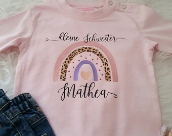 Shirt "Kleine Schwester" mit Name und Regenbogen