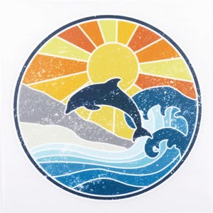 Könnte beinhalten: Runder Aufkleber mit einem springenden Delfin vor Sonne und Meereswellen. Das Design verwendet Blau-, Orange-, Gelb- und Grautöne mit einem Used-Look im Vintage-Stil. Der Aufkleber hat einen dunkelblauen Rand.