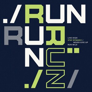 Könnte beinhalten: Ein dunkelblauer Grafikdruck mit dem Wort RUN in großen, fetten, lindgrünen und weißen Blockbuchstaben. Kleinerer Text lautet: LIVE HIGH, STAY DYNAMIC, NEVER GIVE UP, RUN WILD. Das Design enthält diagonal gestreifte Muster und verschiedene Symbole.