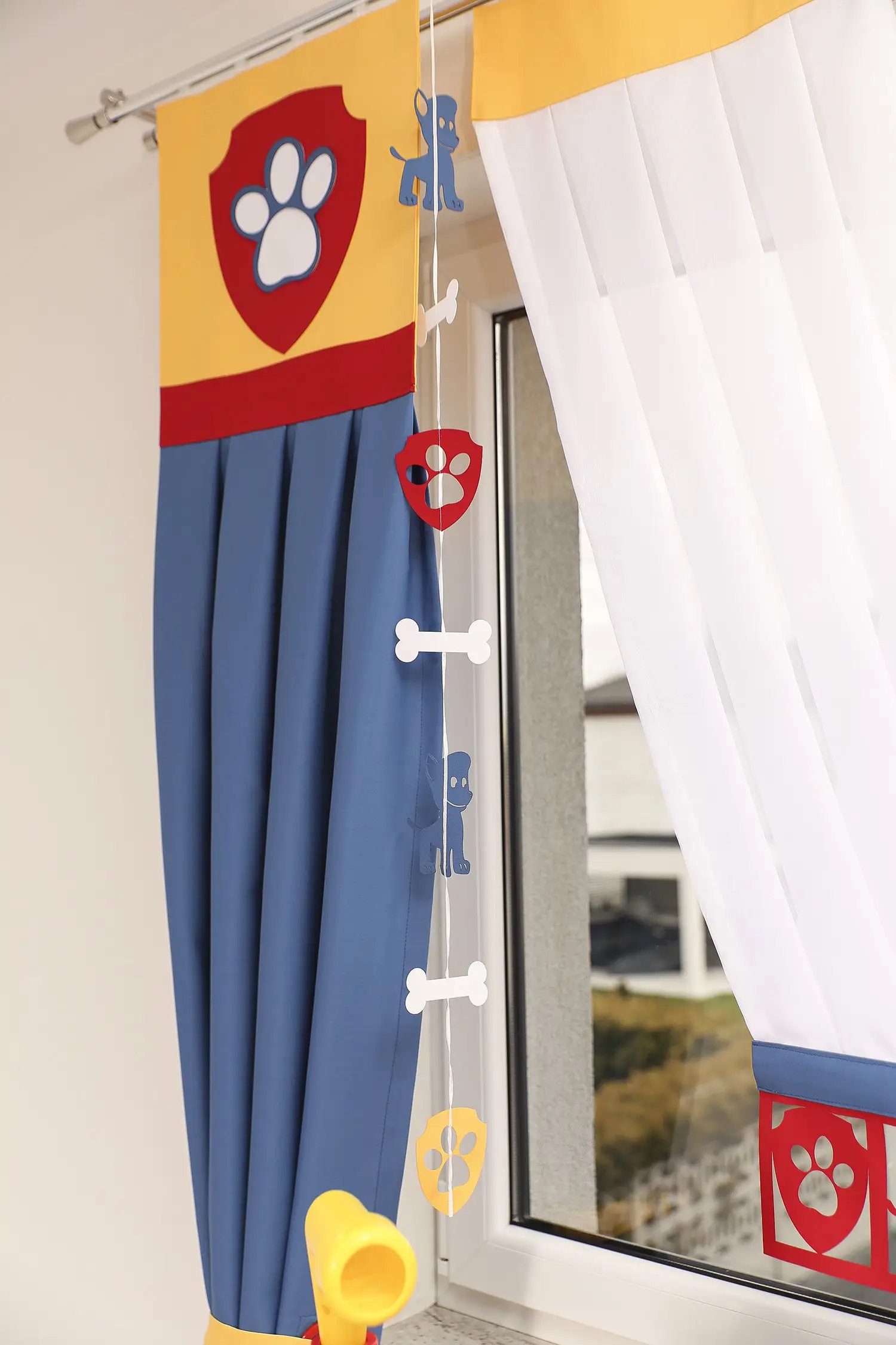 Vorhang für ein Kinderzimmer mit Paw-Patrol-Motiv in Blau, Rot und Gelb
