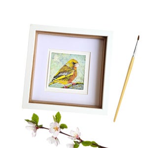 Stampa artistica con bandierine. Da dipinto acrilico originale. Piccola decorazione murale raffigurante un uccello. Stampa naturalistica. Arredamento minimalista per la casa