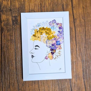 Cartão de felicitações feito de flores prensadas. Cartão de flores secas, presente para os amantes da natureza. Impressão da imagem original com flores reais.