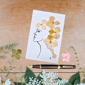 Biglietto d'auguri, cartolina artistica realizzata con fiori pressati. Biglietto con fiori secchi, regalo per gli amanti della natura.