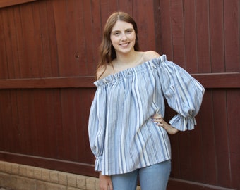 Blusa listrada de algodão com ombros descobertos: blusa feita à mão com mangas franzidas