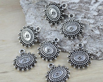 5 Pendant Charms with Patterns in Relief Vintage 16 x 16 mm Antique Silver Metal Pendant