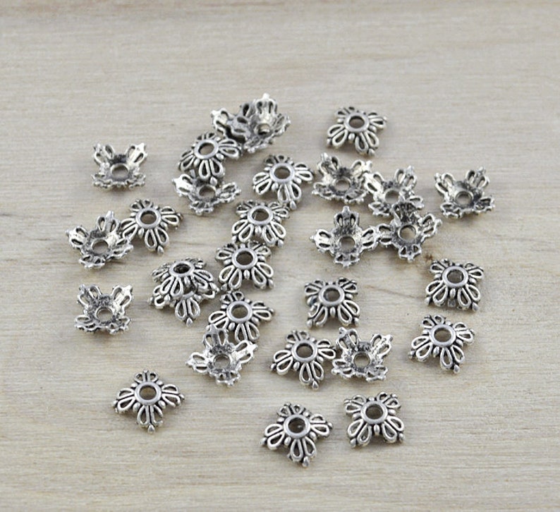 40 Perlenkappen Blümchen, antik Silber 8 mm Endkappen Bild 5