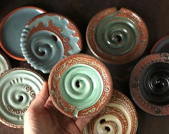 Soap snail: Round ceramic soap dishes with drainage, made of red clay in various colors