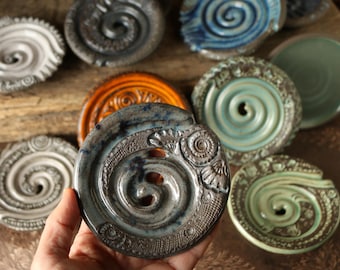 Soap snails: Round ceramic soap dishes with drainage holes, glazed in various colors, with creative ornaments.