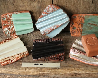 Soap dish "Dry wave": Square, wavy ceramic soap dish made of reddish-brown clay with a stamped pattern, glazed in various colors