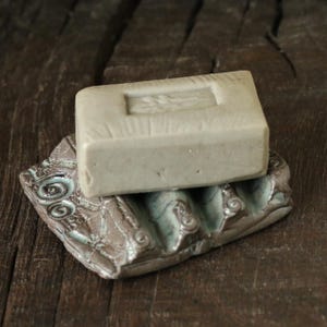 Seifenablage "Trockenwelle": Eckige gewellte Seifenschale aus schwarzem Ton mit verschiedenen Mustern und in unterschiedlichen Farben