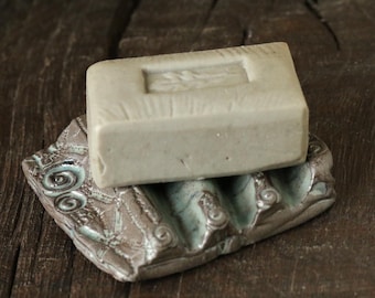 Seifenablage "Trockenwelle": Eckige gewellte Seifenschale aus schwarzem Ton mit verschiedenen Mustern und in unterschiedlichen Farben