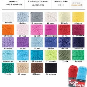Könnte beinhalten: Farbkarte der Curly Uni Wolle in verschiedenen Farbtönen, darunter Weiß, Grau, Rosa, Orange und Blau. Die Karte zeigt das Material, die Lauflänge und die Nadelstärke des Garns. Am unteren Rand sind zwei Garnknäuel zu sehen, eines rot und eines blau.