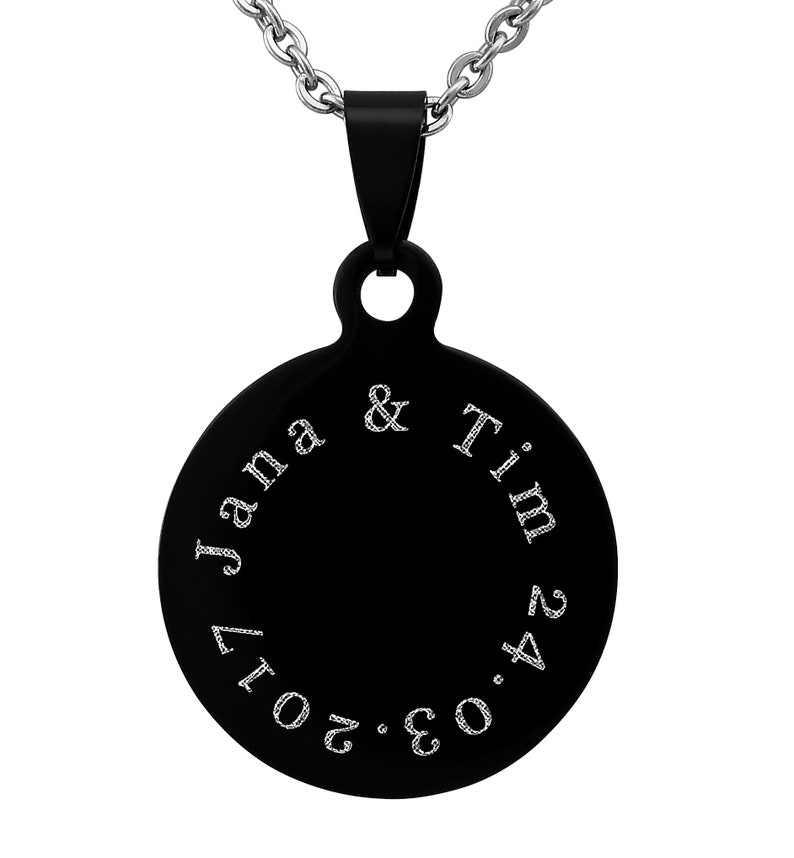 Personalisierte Kette mit Gravur Kreis Anhänger mit rundlaufendem Text aus Edelstahl in schwarz personalisierte Geschenke Bild 1