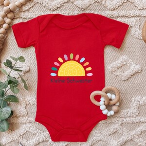 Body de bebé &quot;Hermanita, sol colorido con corazones&quot; Regalo de cumpleaños de nacimiento para niños pequeños de algodón orgánico de manga corta