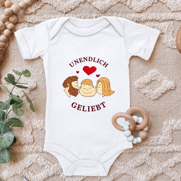 Baby Body "Unendlich geliebt, Mama, Papa mit Kind" Spruch Geschenk zur Geburt zum Geburtstag für Kleinkind Kurzarm Bio Baumwolle