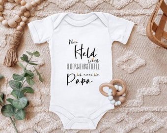 Blauwe ooievaar baby bodysuit "Mijn held draagt brandweerlaarzen, ik noem hem papa" brandweer cadeau voor peuter korte mouw bodysuit biologisch katoen