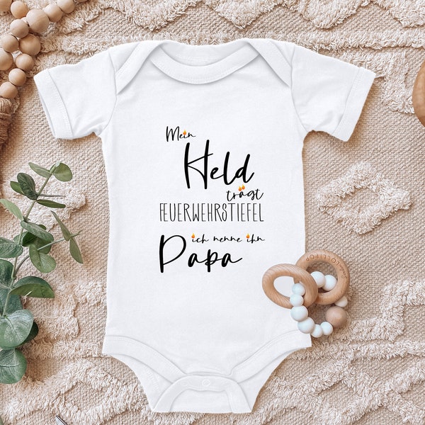 Blauer-Storch Baby Body "Mein Held trägt Feuerwehrstiefel ich nenne ihn Papa" Feuerwehr Geschenk für Kleinkind Kurzarmbody  Bio Baumwolle