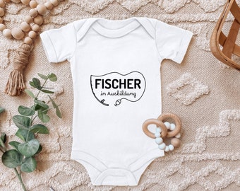 Baby Body "Fischer in Ausbildung, Kleiner Angler" Geschenk zur Geburt zum Geburtstag für Angel Nachwuchs für Kleinkind Kurzarm Bio Baumwolle