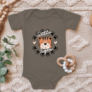 Body de bebé cigüeña azul &quot;Pequeño tigre, pequeño tigre dulce, patas y corazones&quot; diciendo nacimiento de regalo para niños pequeños de algodón orgánico de manga corta