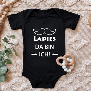 Babylichaam &quot;Dames, hier ben ik!&quot; Coole spreuk voor de kleine Chamour, voor peuters van biologisch katoen met korte mouwen