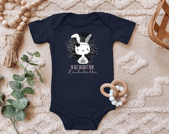 Blauer-Storch Baby Body "Die Welt braucht mehr Räubertöchter" Hase Geschenk zur Geburt zum Geburtstag für Kleinkind Kurzarm Bio Baumwolle