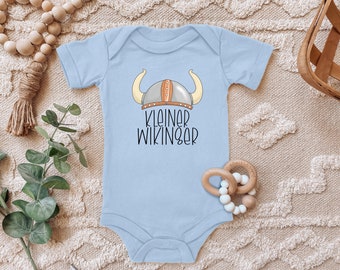 Blauer-Storch Baby Body kleiner Wikinger Helm Wikingerhelm Nordisch Geschenk für Kleinkind Kurzarm Bio Baumwolle