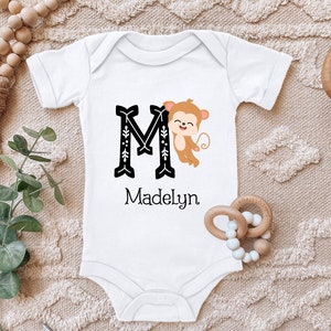 Body de bebé "Pequeño mono colgando de la carta, personalizado con el nombre deseado" regalo nacimiento cumpleaños niño manga corta algodón orgánico
