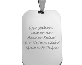 Könnte beinhalten: Silberfarbener Anhänger in Form einer Erkennungsmarke mit Kette. Die Marke hat abgerundete Ecken und den eingravierten Text "Wir stehen immer an deiner Seite! Wir lieben dich! Mama & Papa."