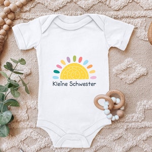 Body de bebé &quot;Hermanita, sol colorido con corazones&quot; Regalo de cumpleaños de nacimiento para niños pequeños de algodón orgánico de manga corta