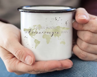 Emailletasse "Reiseerinnerungen" mit grüner Weltkarte und Spruch als Reise Geschenk oder zum Wandern