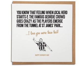 Peut inclure: Une carte de fête des pères avec une illustration en noir et blanc d'un joueur de football célébrant un but. La carte dit "Vous connaissez ce sentiment quand le héros local commence et que la foule de Geordie célèbre avec enthousiasme la sortie des joueurs du tunnel de St James' Park... Je t'aime plus que ça !" et "Joyeuse fête des pères."