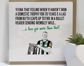 Peut inclure: Une illustration en noir et blanc d'un joueur de football tenant un trophée. Le texte dit "YI KNA THAT FEELING WHEN YI HAVEN'T WON A DOMESTIC TROPHY FOR 70 YEARS & A LAD FROM BLYTH LEAPS UP TO FIRE IN A BULLET HEADER SENDING WEMBLEY WILD... ...a love yee more than that!"