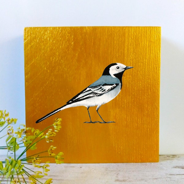 Oiseau peint au bois, Bergeronnette grise, avec couleur de fond a d'or ou gris/bleu