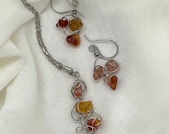 Agate pendant and earring set-wirewrap healing crystal set-bohochic red agate necklace earring set-free form stainless wire red agate chips