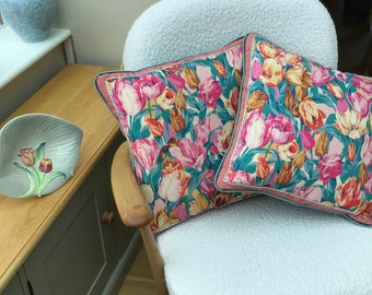 Funda de cojín o almohada con estampado de tulipanes