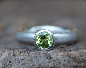 Proposal ring insert ring stacking ring "Calla" silver, peridot green