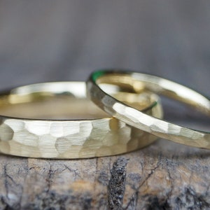 Wedding rings "we stay" hammered 585/- yellow gold