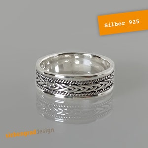 Könnte beinhalten: Ein silberner Ring mit geflochtenem Design. Der Ring ist aus 925er Sterlingsilber.
